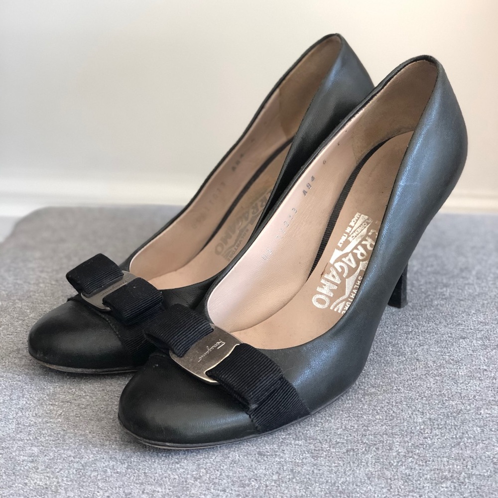 Salvatore Ferragamo "Vara" leather pumps size 6